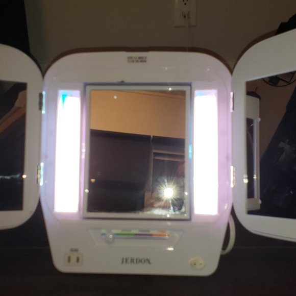 Tri Fold Lighted Beauty Makeup Mirror - Picture 3 of 5